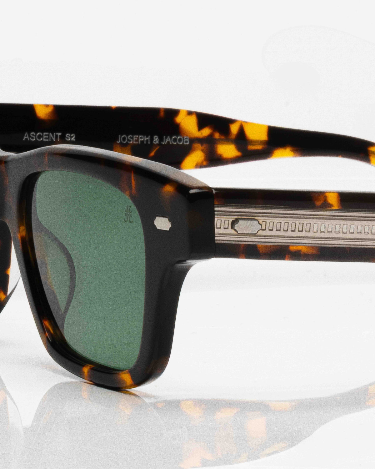 Dark Tortoise and Silver - Green /
Écaille et Argent - Vert / Sunglasses / Solaire