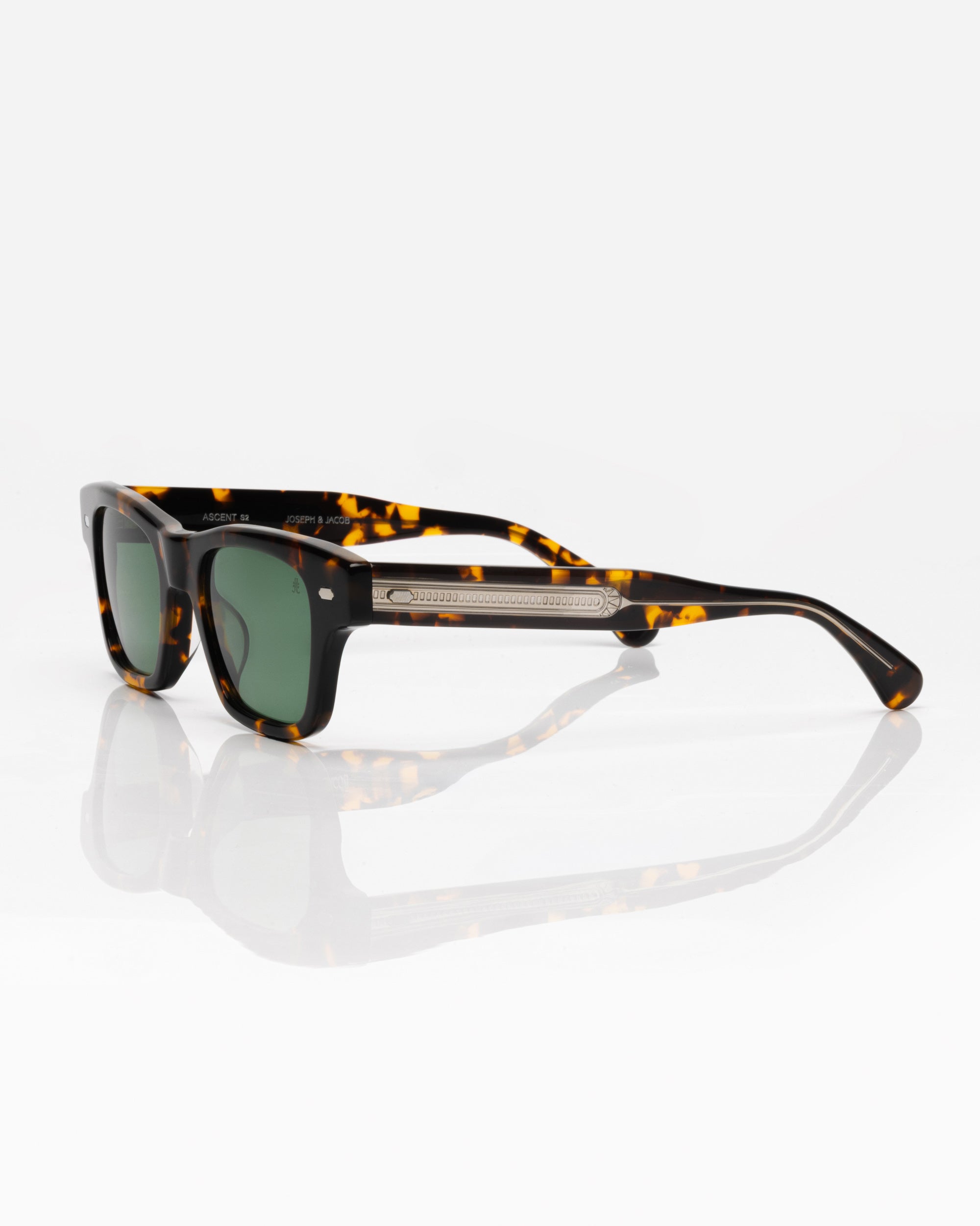 Dark Tortoise and Silver - Green /
Écaille et Argent - Vert / Sunglasses / Solaire