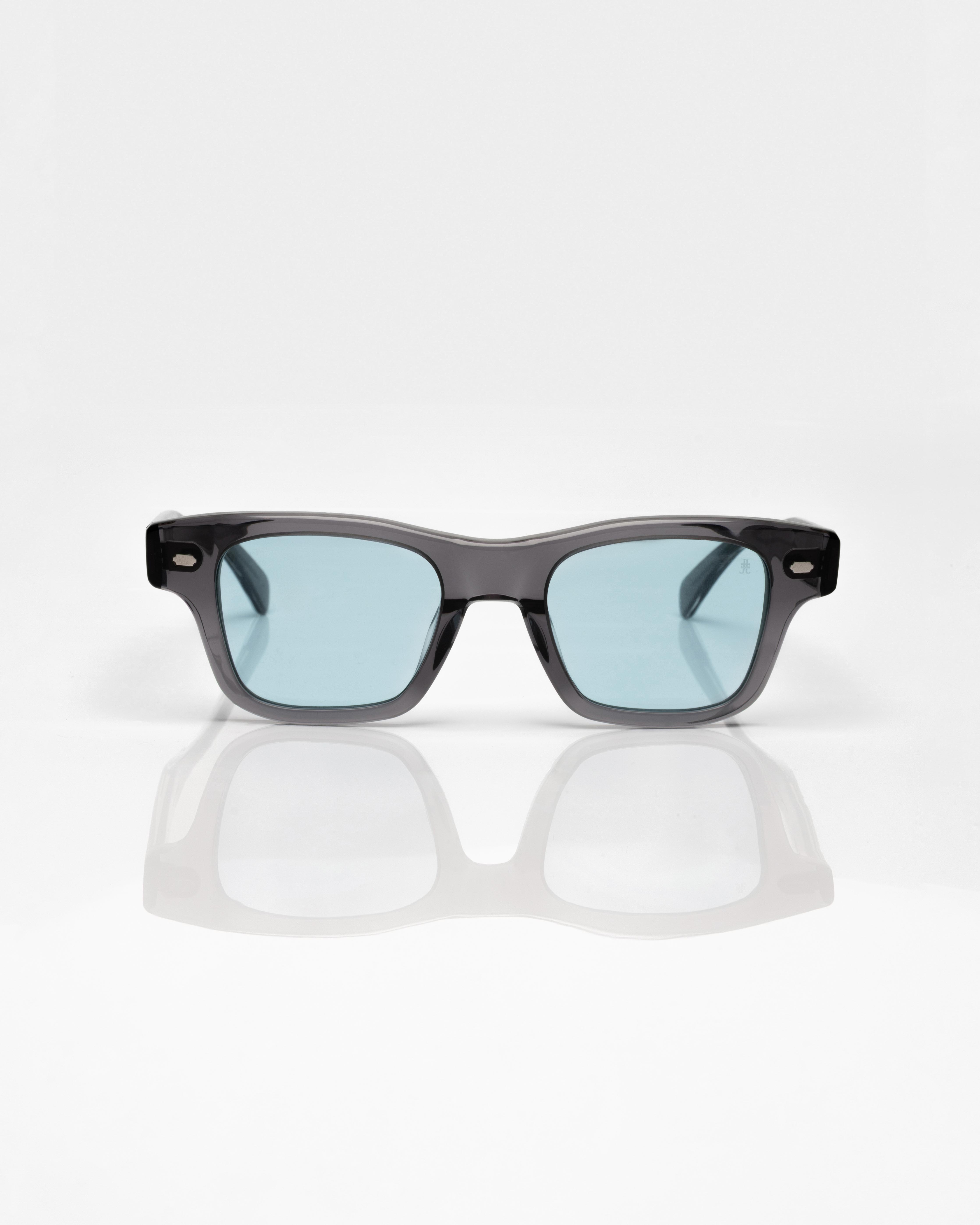 Grey Transparent and Silver - Light Blue / Gris Transparent et Argent - Lumière bleu / Sunglasses / Solaire