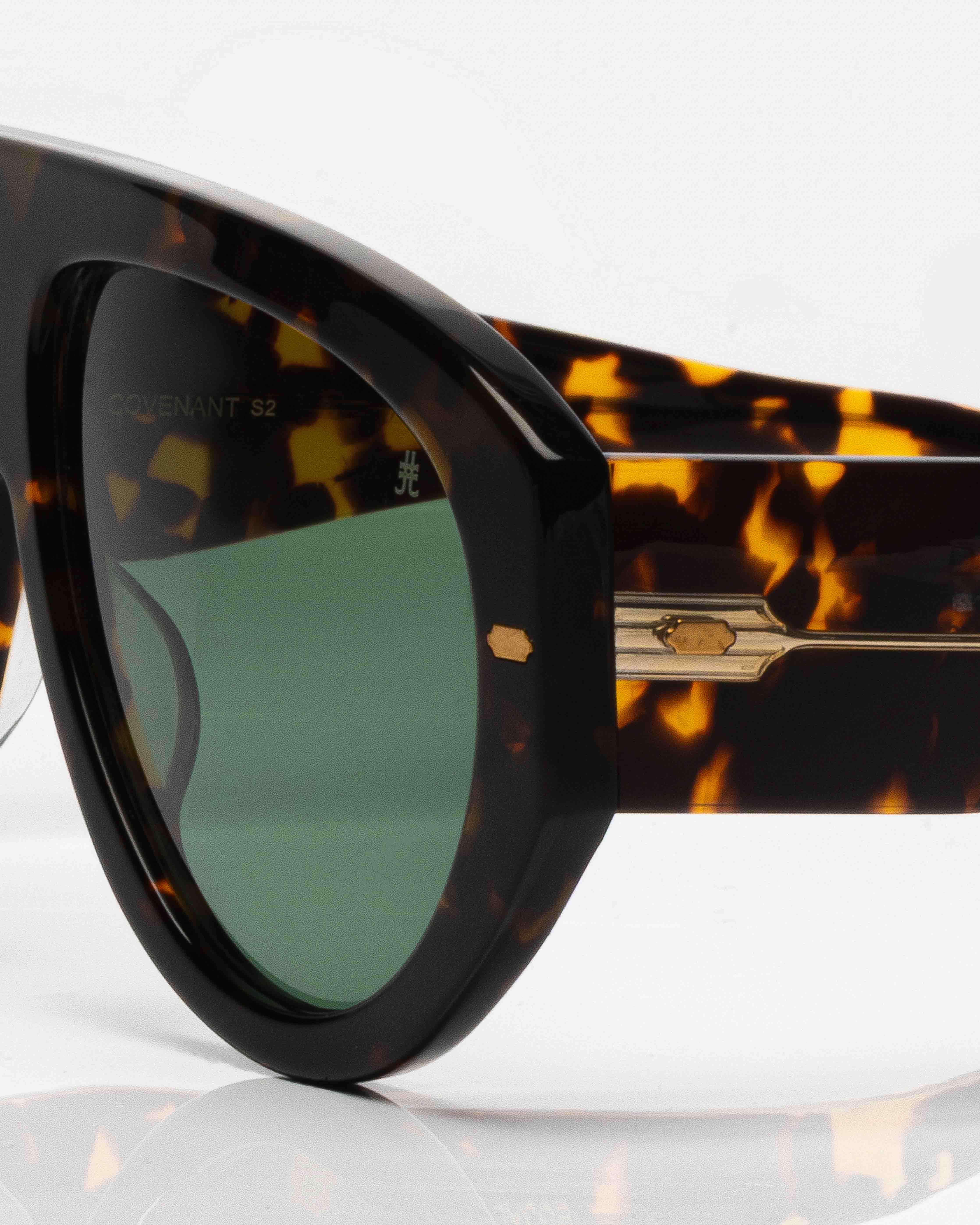 Dark Tortoise and Gold - Green / Écaille et Or - Vert / Sunglasses / Solaire