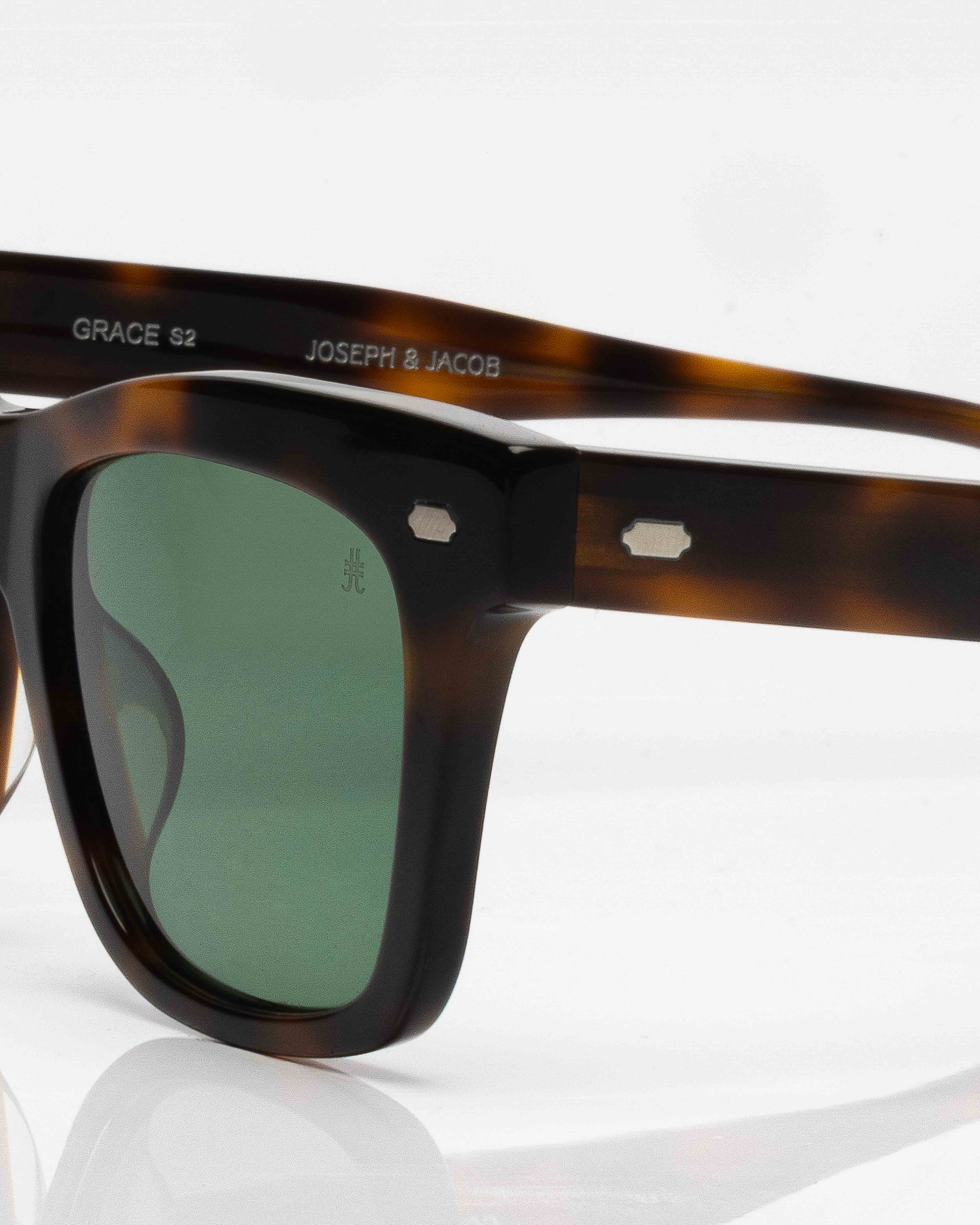 Dark Tortoise and Silver - Green / Écaille et Argent - Vert / Sunglasses / Solaire