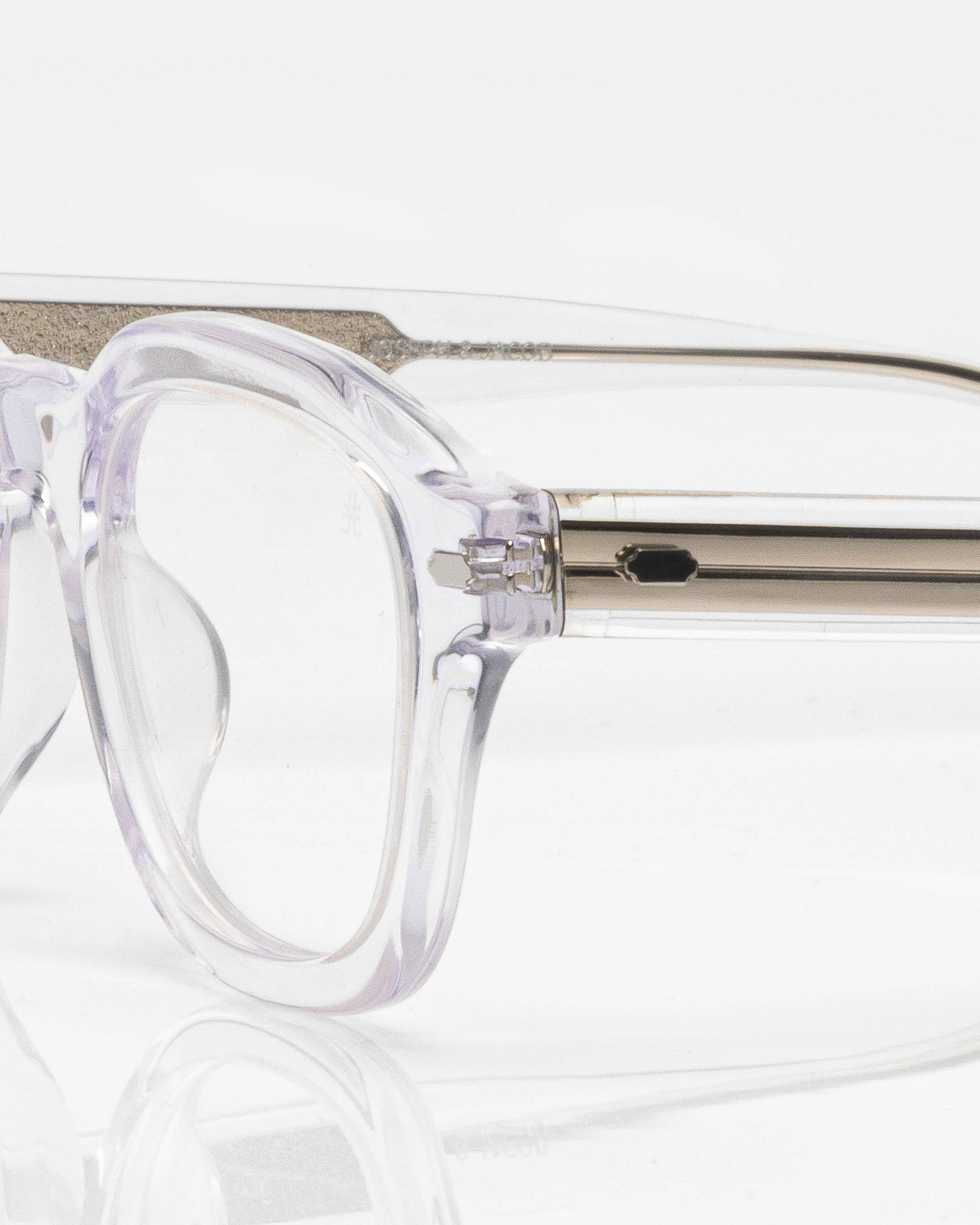 Transparent and Silver / Transparent et Argent / Optics / Optique