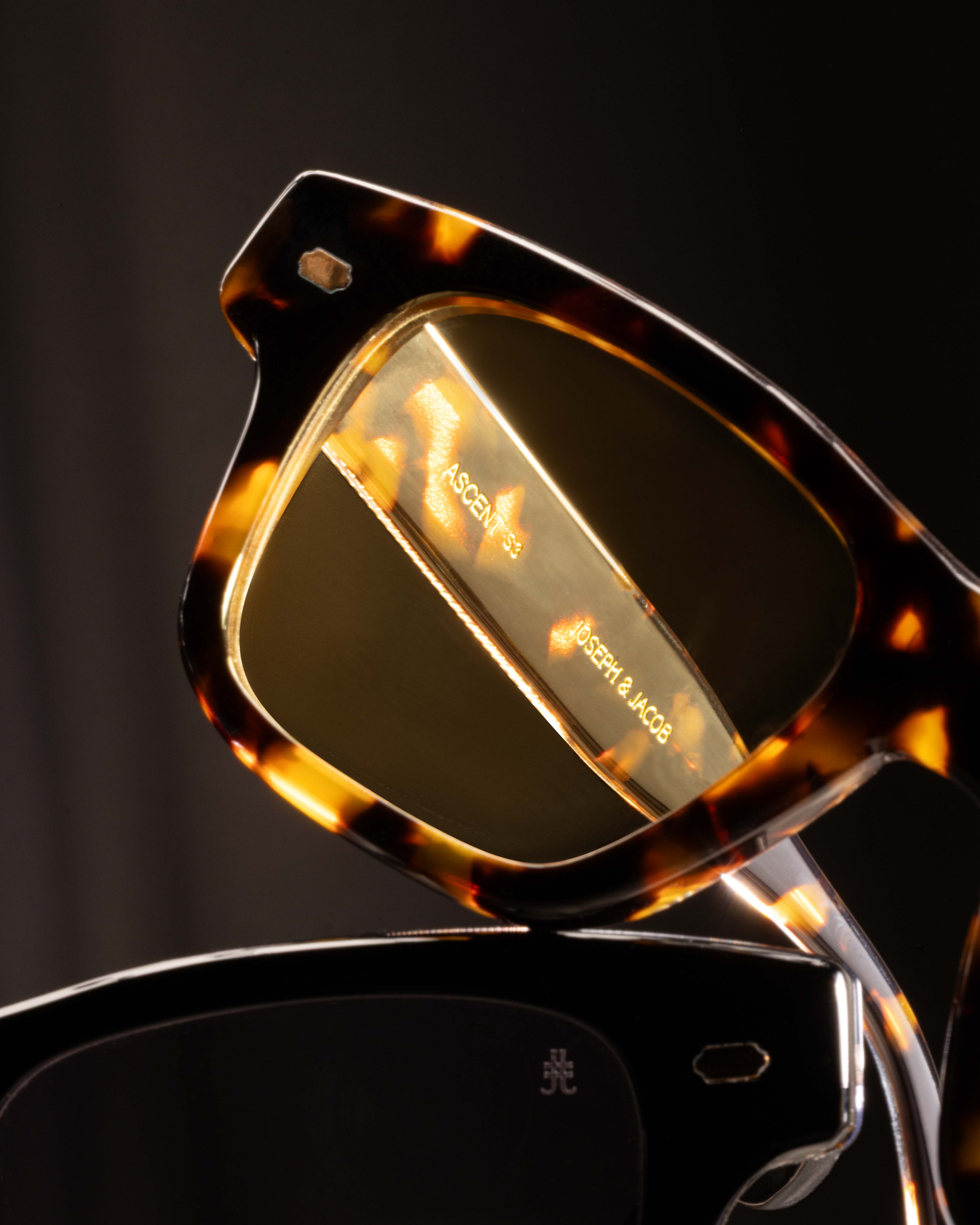 Dark Tortoise and Gold - Yellow / 
Écaille et Or - Jaune / Sunglasses / Solaire