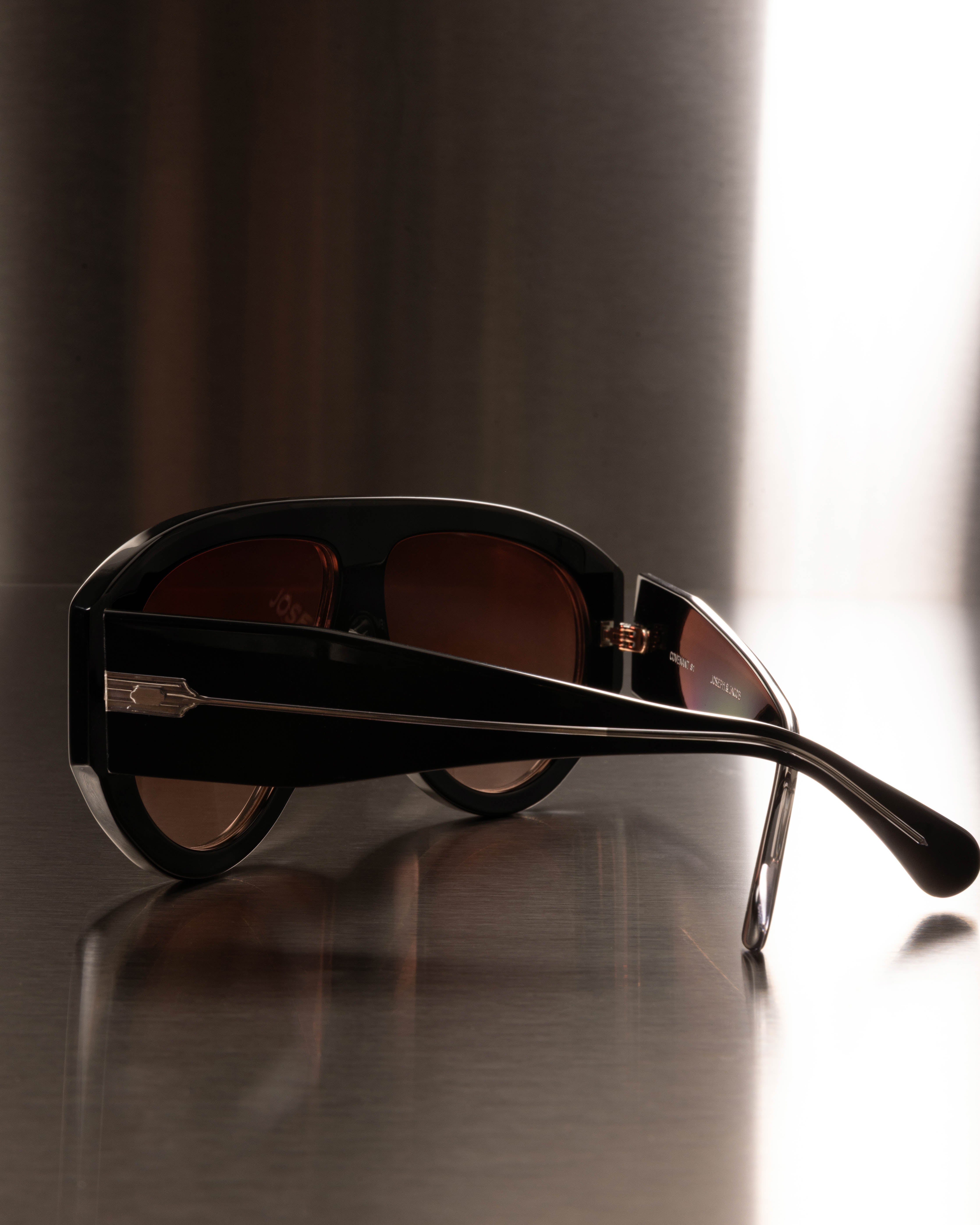 Black and Silver - Gradient Red / Noir et Argent - Dégradé rouge / Sunglasses / Solaire