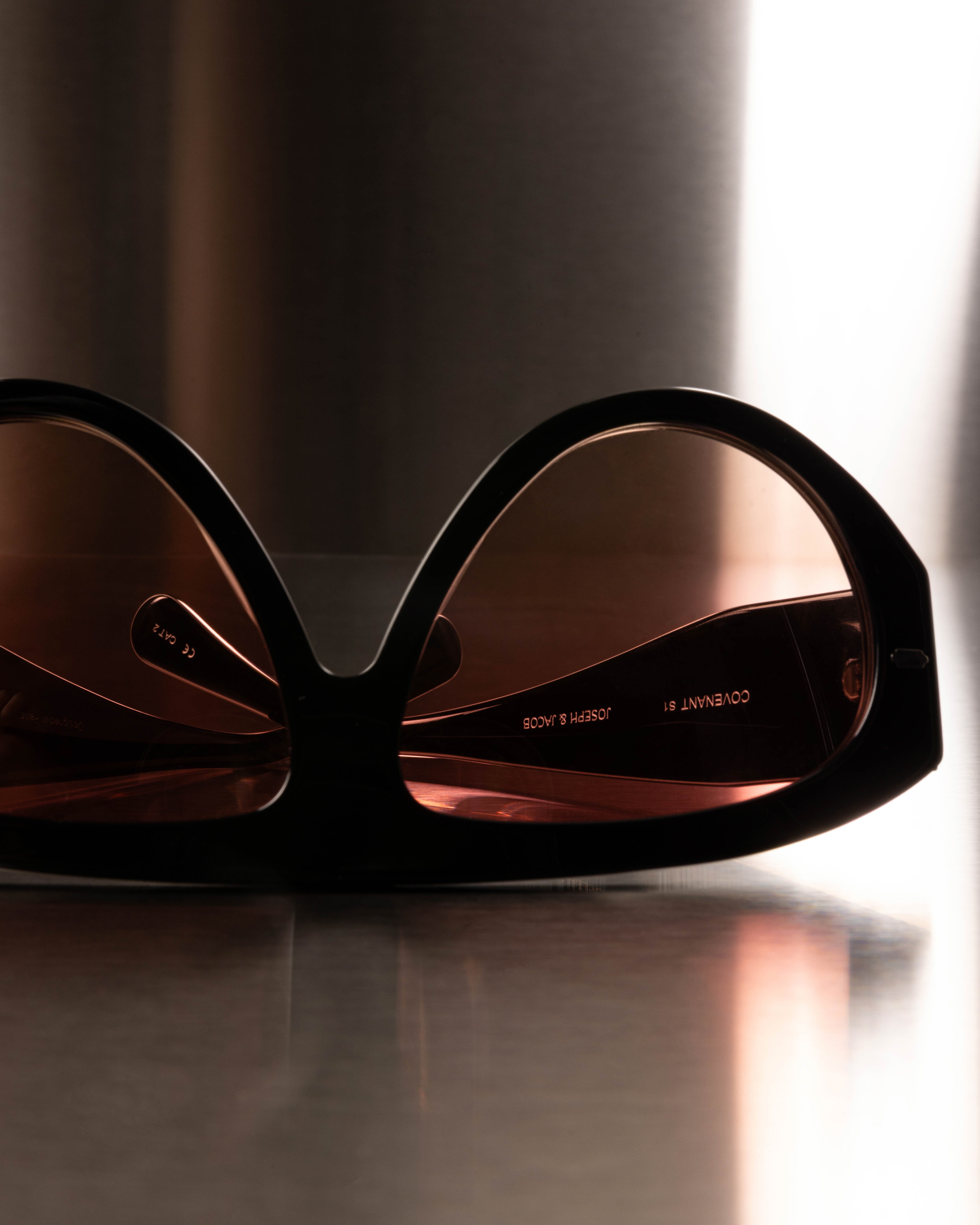 Black and Silver - Gradient Red / Noir et Argent - Dégradé rouge / Sunglasses / Solaire