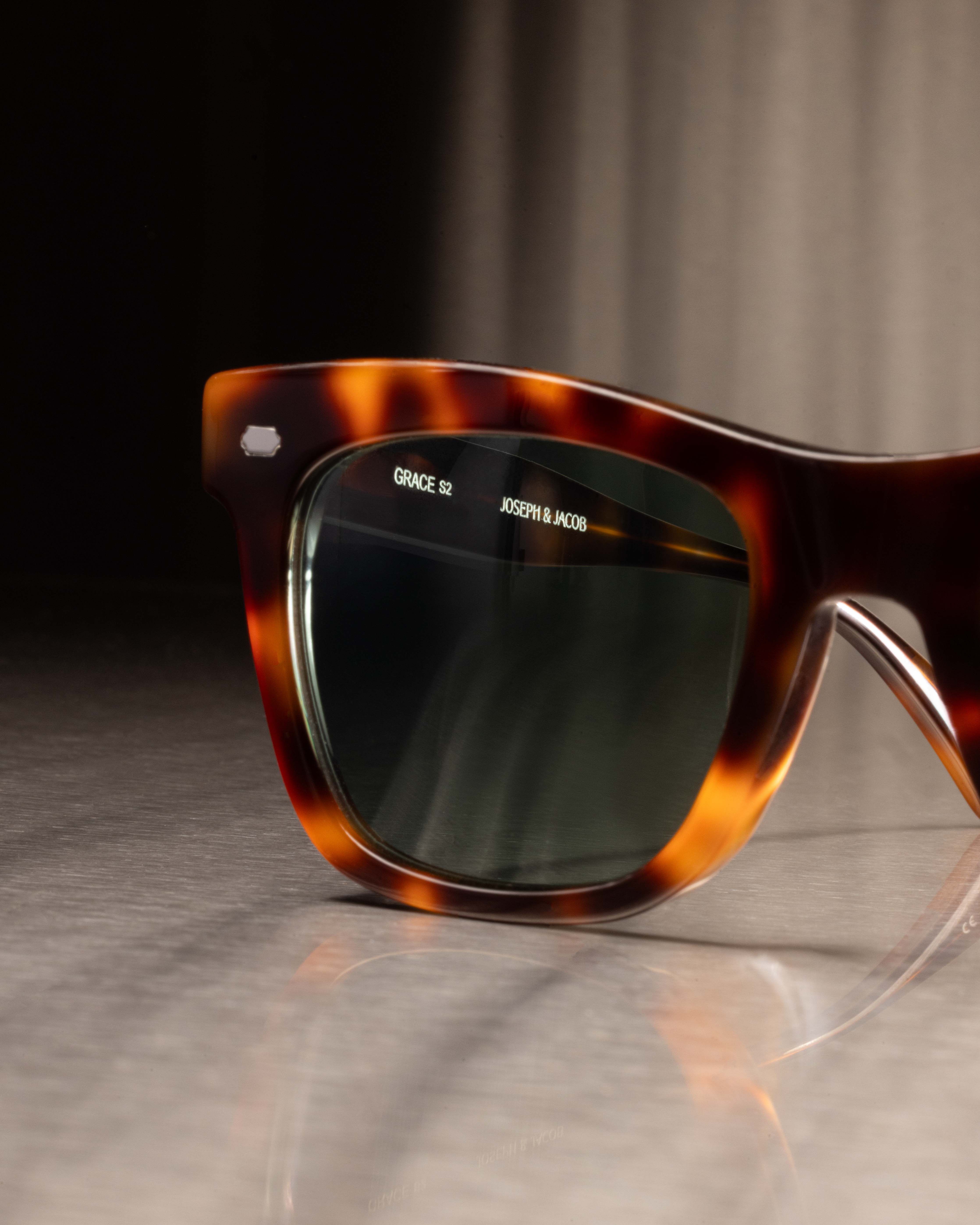 Dark Tortoise and Silver - Green / Écaille et Argent - Vert / Sunglasses / Solaire