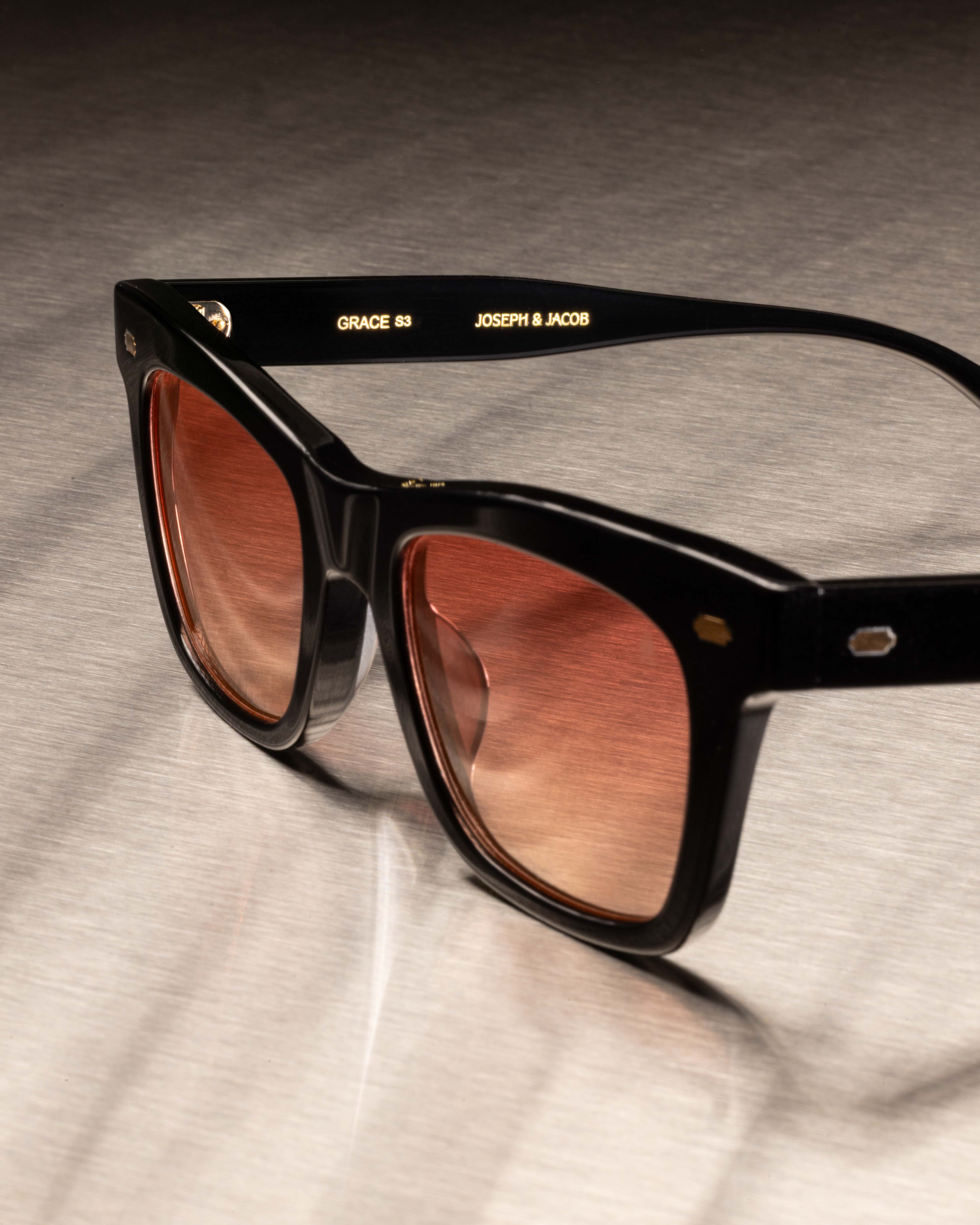 Black and Gold - Gradient Red / Noir et Or - Dégradé rouge / Sunglasses / Solaire