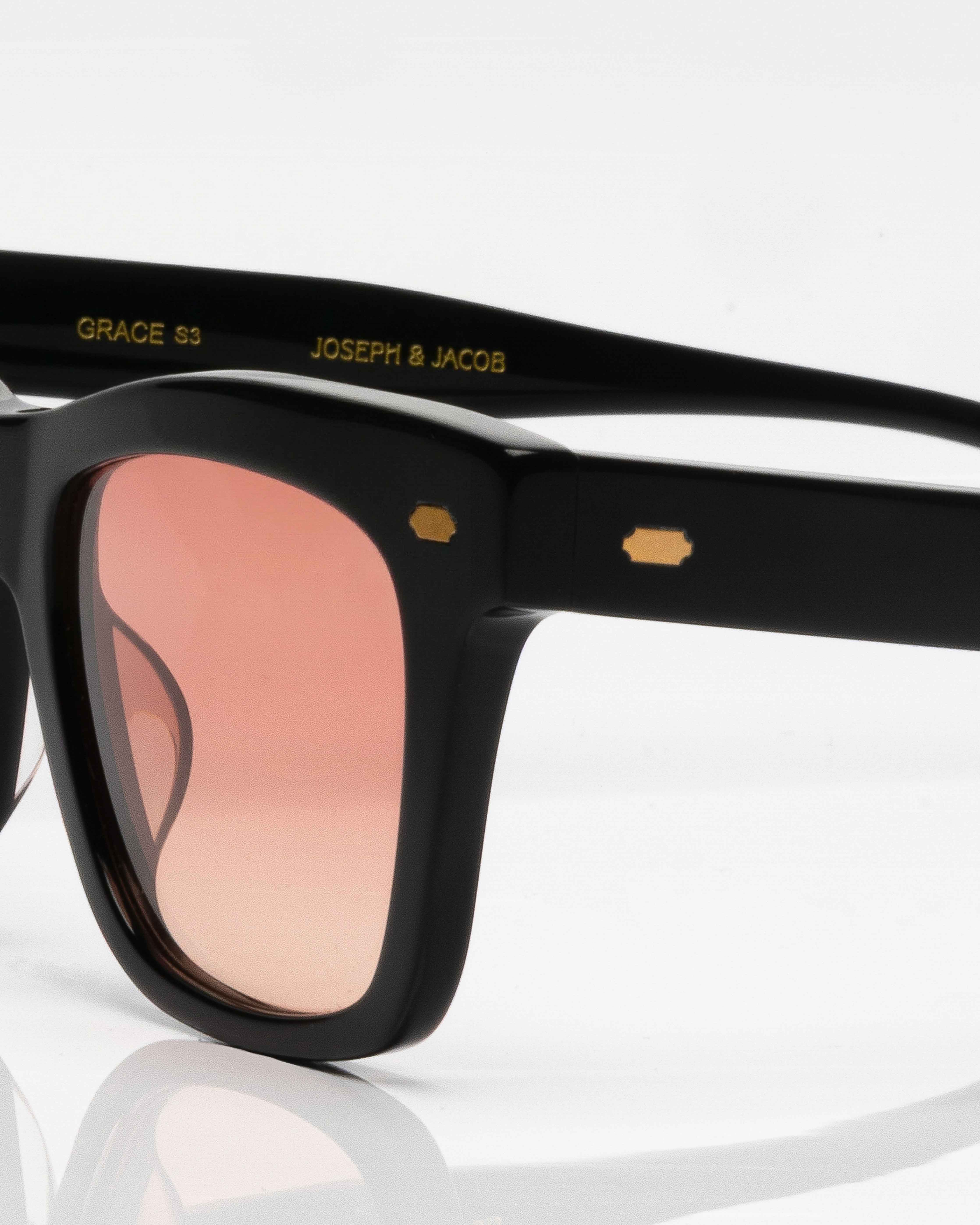 Black and Gold - Gradient Red / Noir et Or - Dégradé rouge / Sunglasses / Solaire