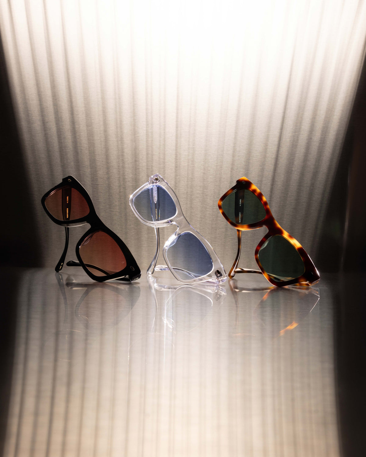 Black and Gold - Gradient Red / Noir et Or - Dégradé rouge / Sunglasses / Solaire