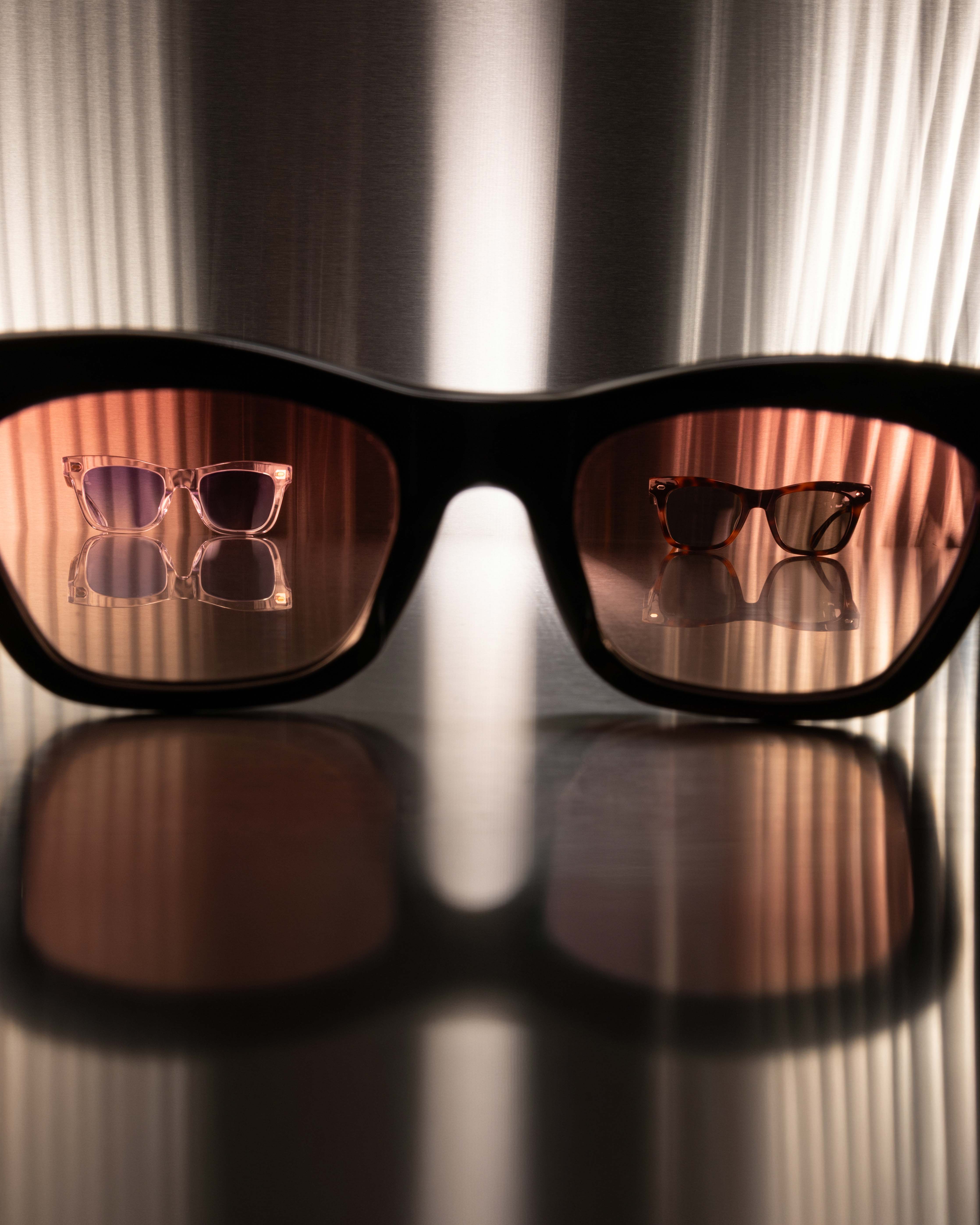 Black and Gold - Gradient Red / Noir et Or - Dégradé rouge / Sunglasses / Solaire